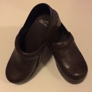 Brown woven-look leather Dansko Shoes Size 37 6.5 7